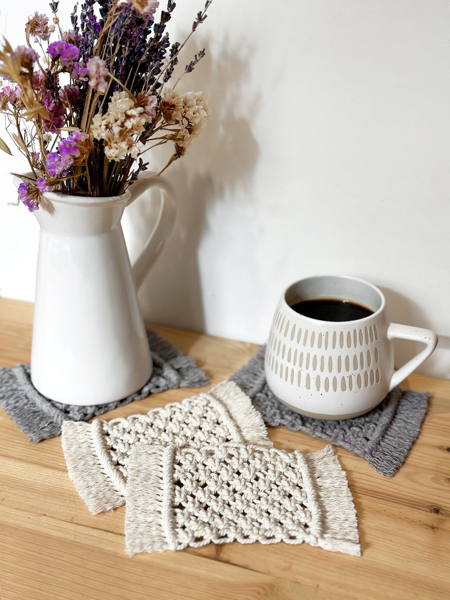 Macramé squareknot coasters - ecru & grey